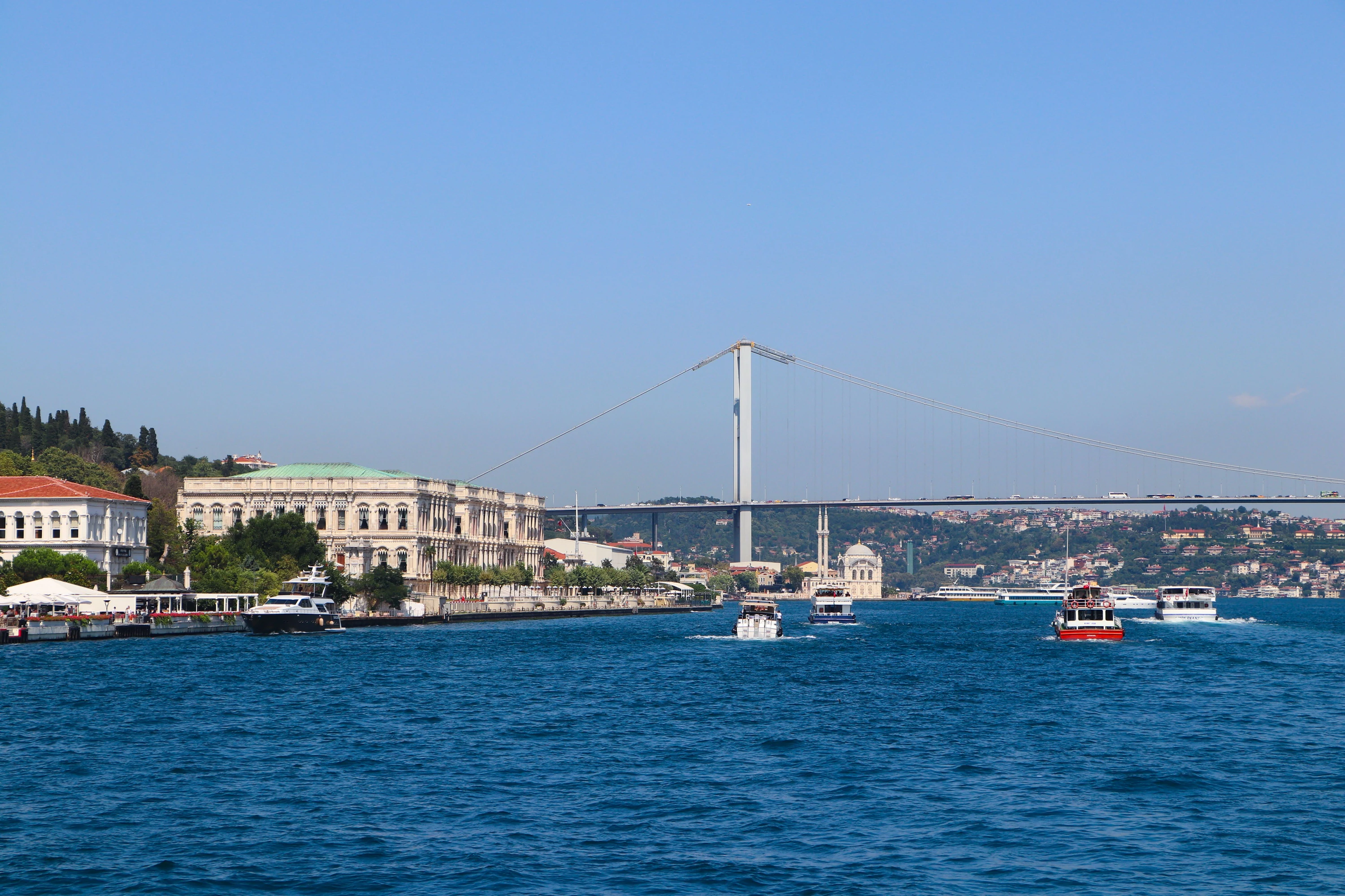 İstanbul Boğazı, 15 Temmuz Şehitler Köprüsü ve kıyıdaki tarihi yapılar